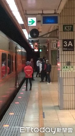 ▲▼台鐵135次(PP)15:05晚9分到台北站，因全列車無電。（圖／讀者提供）