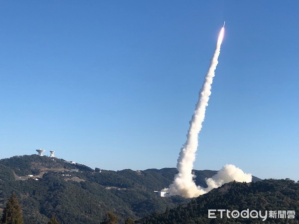 ▲成功大學參與日本東北大學領軍的微衛星RISESAT任務，1月18日台灣時間上午8時50分從日本宇航局（JAXA）的Epsilon火箭成功發射升空。（圖／記者林悅翻攝）