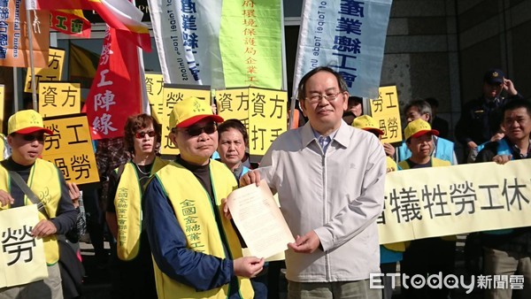 ▲▼▲▼勞團抗議鬆綁責任制，國發會說聽到了但勞團搞錯了。（圖／記者馮建棨攝）