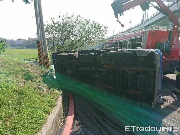 ▲貨車失控翻車。（圖／記者黃彥傑翻攝）