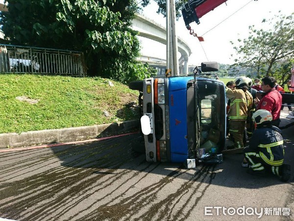 ▲貨車失控翻車。（圖／記者黃彥傑攝）