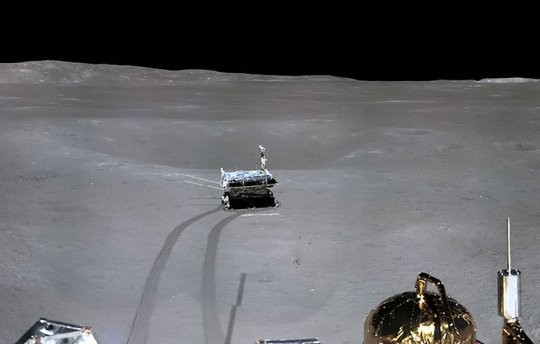 ▲▼部分外媒質疑，月面的白色痕跡為嫦娥四號造假的證據。（圖／中國國家航天局提供，下同）