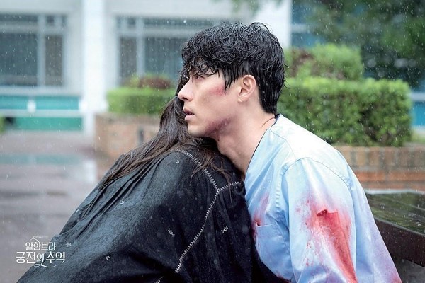 炫彬與朴信惠（左）在《阿爾罕布拉宮的回憶》中共同歷經眾多意外與磨難，因而情愫漸生。（tvN提供）