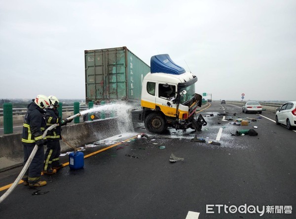 ▲西濱王功段聯結車追撞車禍，聯結車掛上分隔島，駕駛輕傷。（圖／記者唐詠絮翻攝）