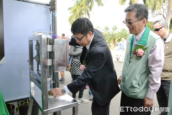 ▲農委會高雄場迎賓日　蜜棗去籽機、鳳梨削皮機最吸睛。（圖／記者陳崑福翻攝）