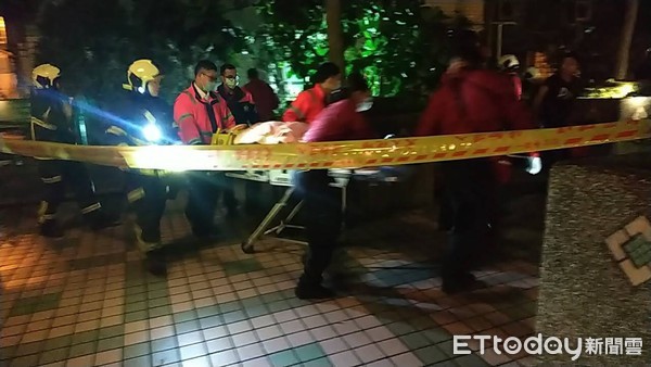 ▲▼台北市敬業三路社區，1名女子疑從5樓墜落，意識不清，送醫急救，警方封鎖現場調查。（圖／記者黃彥傑攝）