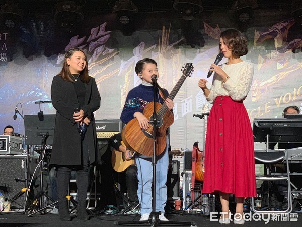 ▲聲林之王台中見面演唱會，Gail翻譯唱歌。（圖／記者季相儒攝）