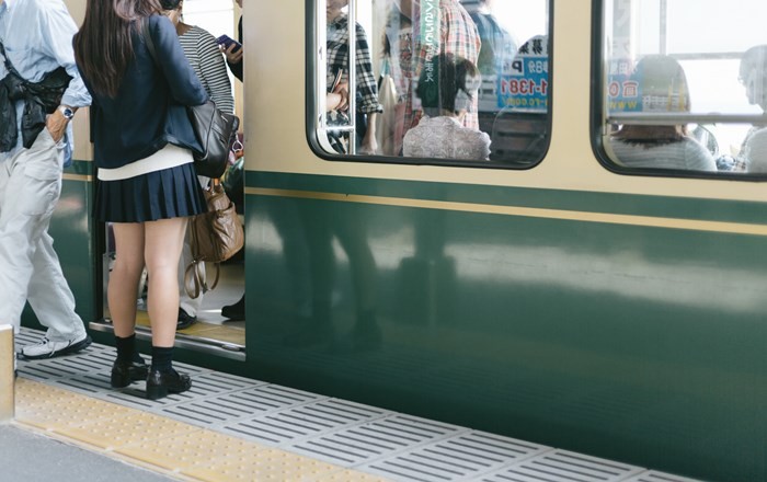 ▲▼日本問題海報表示穿短裙可能會誘發犯罪。（示意圖／Pakutaso）