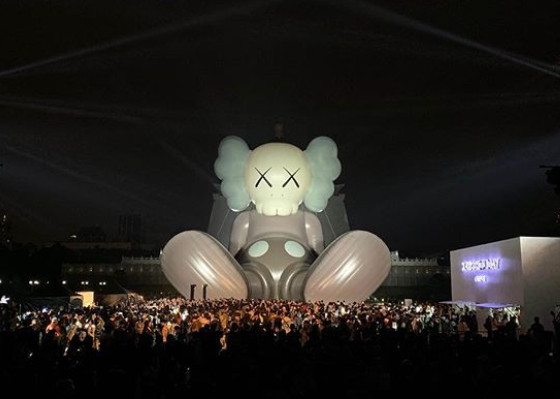 36公尺高KAWS娃娃抵达台北！林俊杰穿Dior联名献唱，上万人挤爆抢看