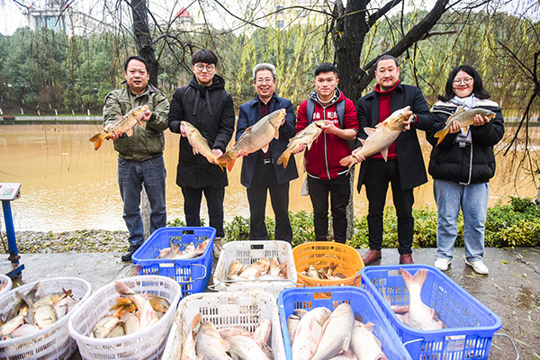 ▲湖南科技學院撈出2000隻魚請師生吃。（圖／翻攝自湖南科技學院網站）