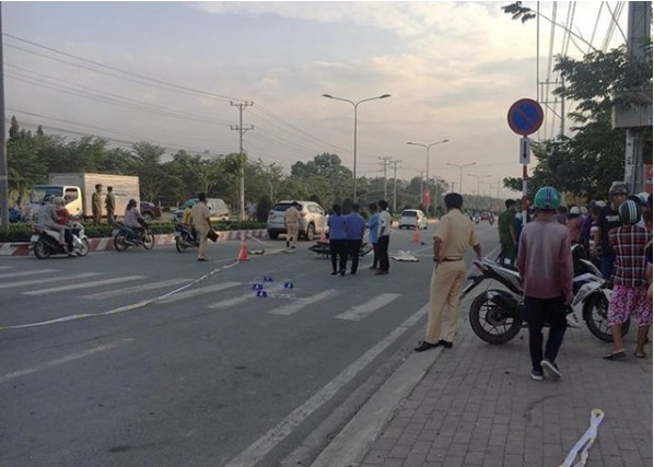 ▲▼機車4貼擦撞倒地　貨車輾斃夫妻爆頭亡。（圖／翻攝自plo）