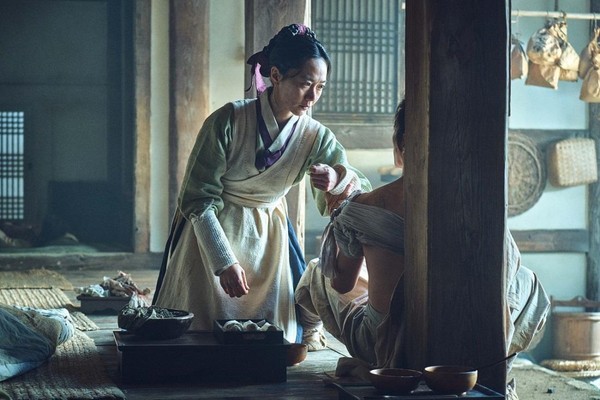 裴斗娜在《李屍朝鮮》中飾演悲天憫人的醫女角色，展現外柔內剛的魅力。（韓國Netflix提供）