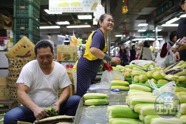 李糧亦與太太一起在濱江市場賣了30多年。