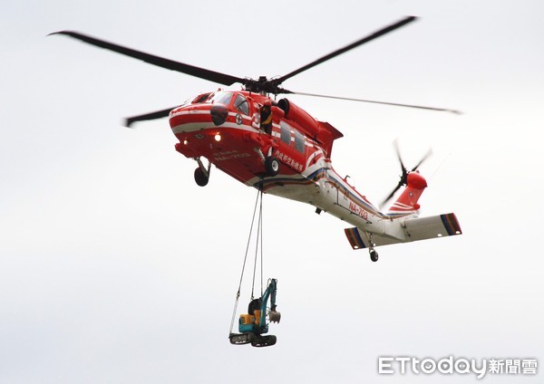 ▲花蓮消防局展示黑鷹直升機結合特搜隊，吊掛重機具進入災區協助救災。（圖／花蓮縣政府提供，下同）