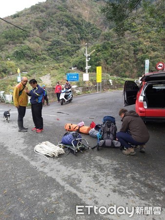 ▲▼南投縣消防局陸空救援墜谷的比基尼登山客。（圖／記者李忠憲翻攝）