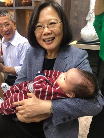 ▲▼總統蔡英文抱剛出生40天的嬰兒。（圖／總統府提供）