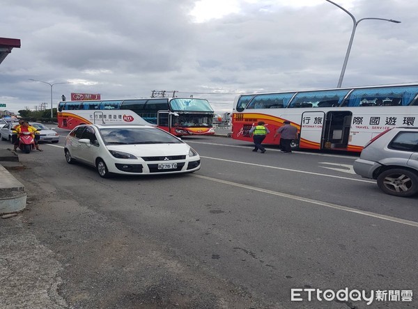 ▲恆春遊覽車追撞兩自小客車　小自客車內5人受傷▼             。（圖／記者陳崑福翻攝）