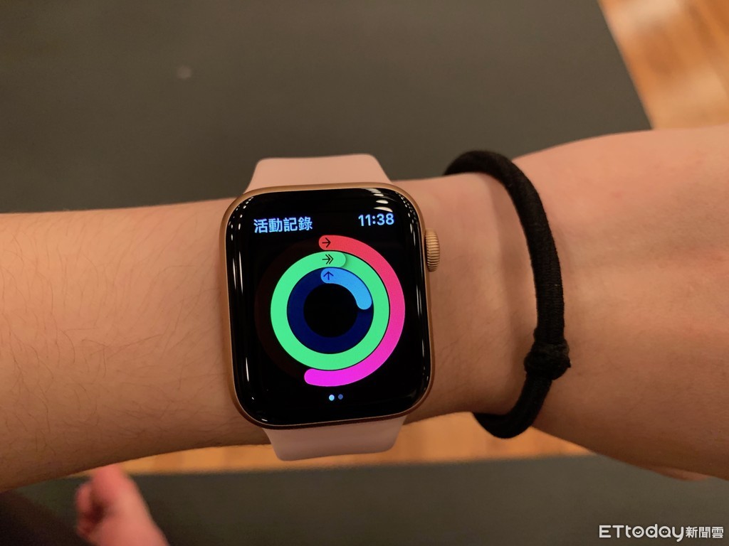 ▲▼年終聚餐肥油多，Apple Watch陪你一起做瑜伽甩脂肪。（圖／記者邱倢芯攝）