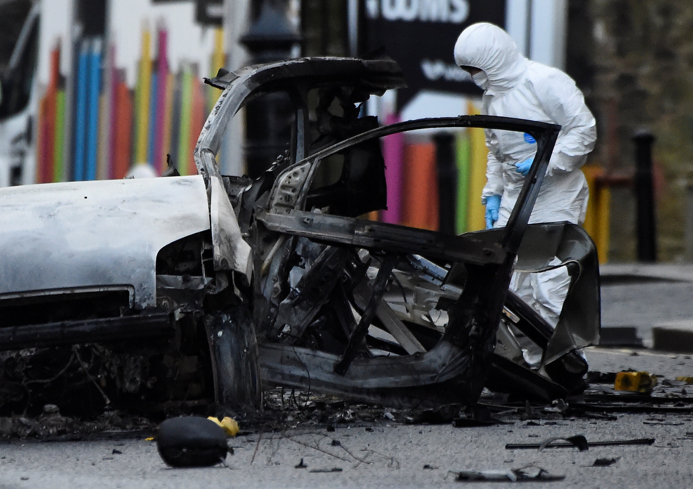 ▲▼北愛爾蘭汽車爆炸，疑與恐怖攻擊有關。（圖／路透社）