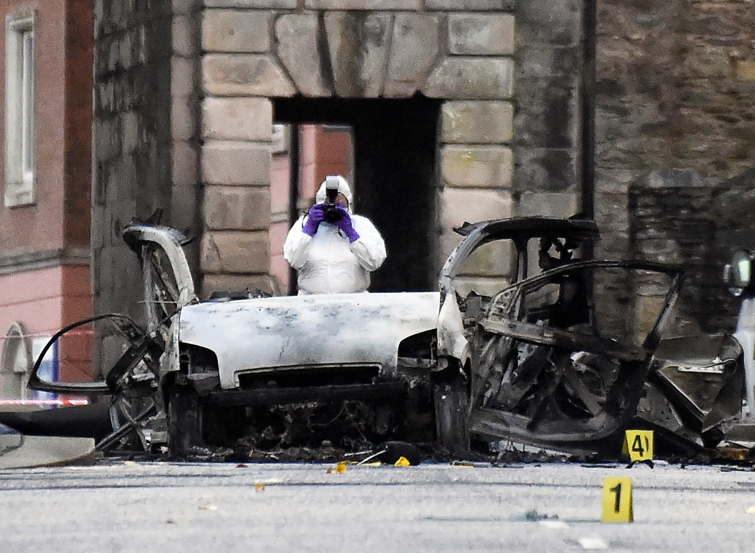 ▲▼北愛爾蘭汽車爆炸，疑與恐怖攻擊有關。（圖／路透社）