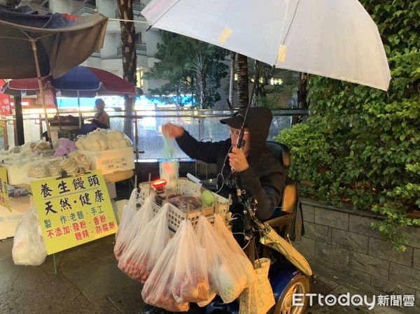 ▲▼賴大哥下雨天也要撐著雨傘賣水果。（圖／記者胡順惠攝）