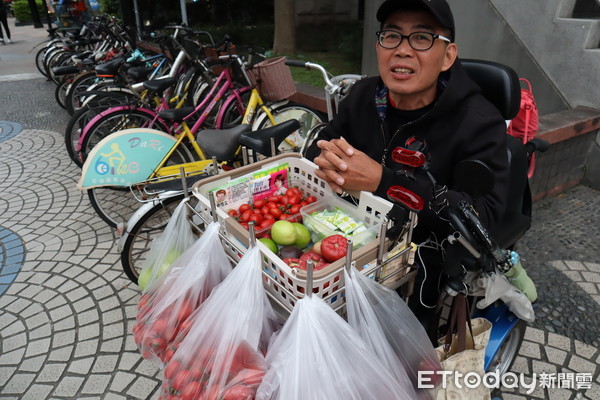 ▲▼賴大哥揮別18年前陰霾，坐輪椅在捷運站口賣水果。（圖／記者胡順惠攝）