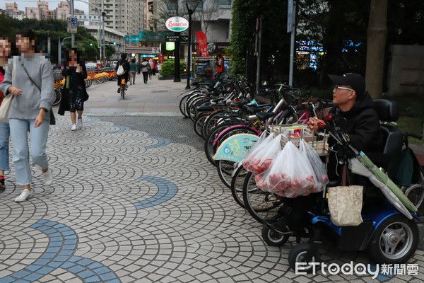 ▲▼賴大哥揮別18年前陰霾，坐輪椅在捷運站口賣水果。（圖／記者胡順惠攝）