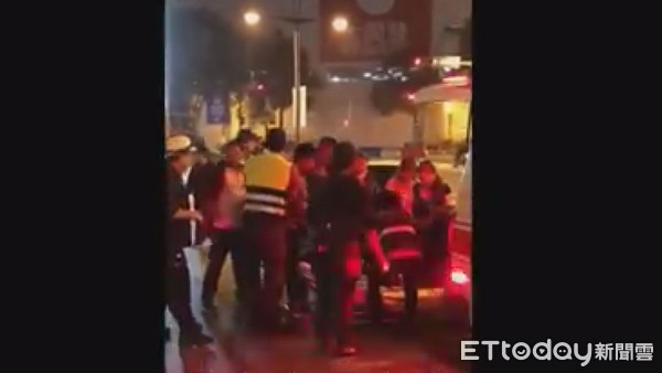 ▲酒客一時情緒失控，頻頻嗆警，差點耽誤病患送醫治療             。（圖／翻攝自Facebook／黑色豪門企業）