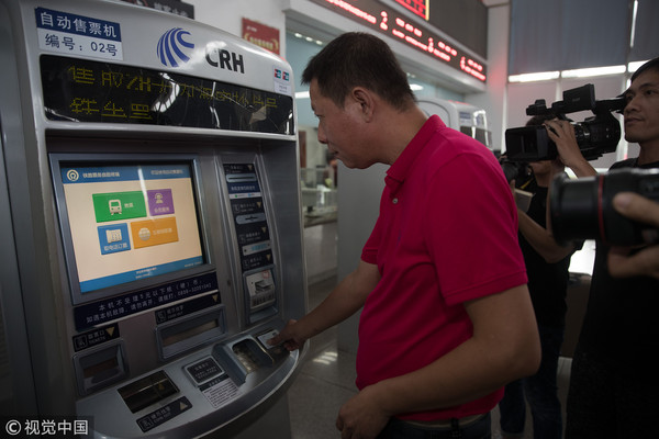 ▲▼2018年9月18日下午，台胞陳瑞明使用台灣居民居住證在自助售票機上購買動車票。（圖／CFP）