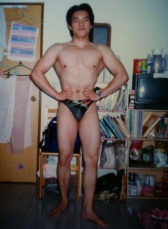 童仲彥從大學時便有健身習慣，舊照是他大四時在舍宿裡拍的身材照。（童仲彥提供）