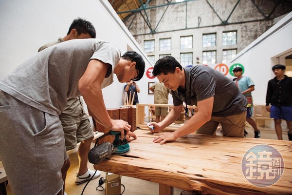 去年6月底到7月初，玉東卡本特北上華山展覽，大型家具幾乎都被訂光。撤展前，師生重新打磨桌面補強，要給顧客最完美的作品。