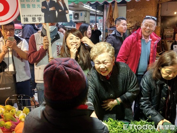 ▲柯媽柯爸陪陳思宇掃街。（圖／記者蔣婕妤攝）