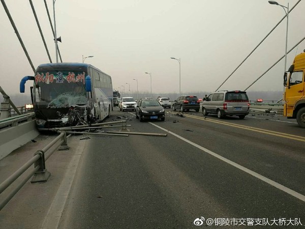 ▲▼轎車與客運對撞。（圖／翻攝微博／銅陵市交警支隊大橋大隊）