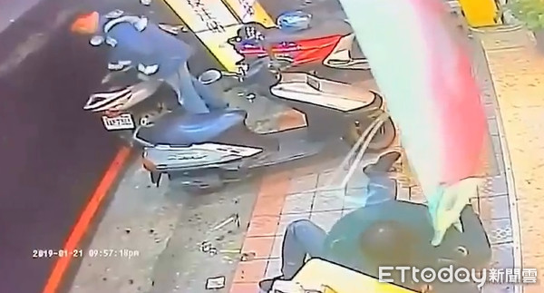 ▲▼男子和小黃司機爆發口角，竟狠咬司機胸部。（圖／記者林煒傑翻攝）