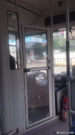 ▲▼網路流傳疑似武漢公車駕駛室「被鐵柵欄包圍」的圖片。（圖／翻攝自武漢公交集團）