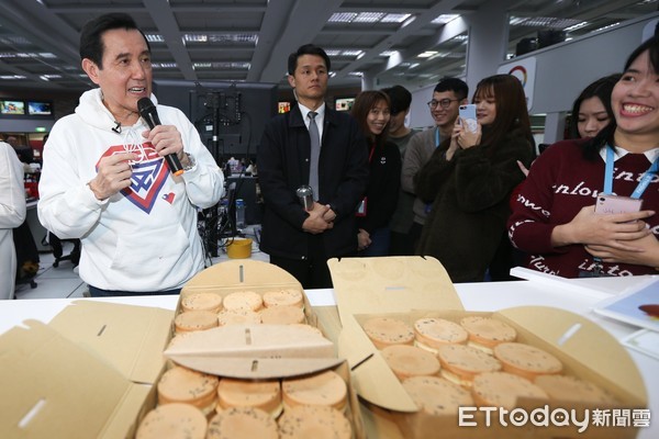 ▲▼前總統馬英九參訪《ETtoday新聞雲》，看到紅豆餅卻不敢吃。（圖／記者徐文彬攝）