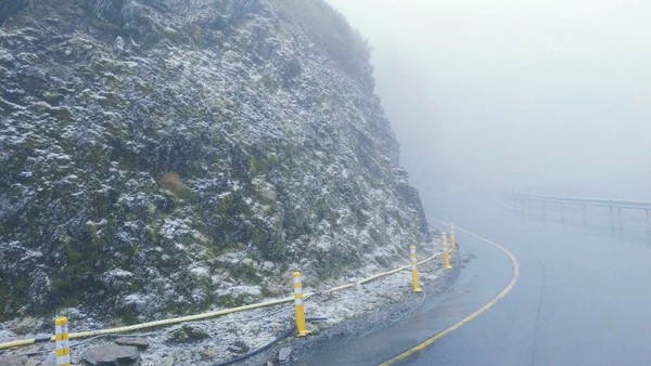 ▲▼武嶺至合歡山路段下雪路面結冰。（圖／交通部）