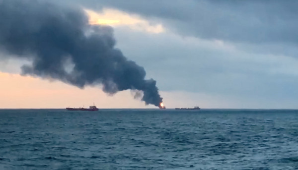 ▲▼2艘懸掛坦尚尼亞旗的船艇在克赤海峽（Kerch Strait）附近海域起火燃燒，多名船員死亡。（圖／路透）