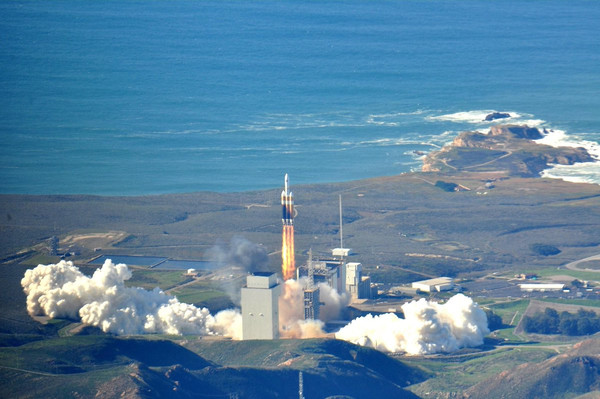 ▲▼美國三角洲4號重型火箭（Delta IV）搭載了神秘的偵察衛星，任務代號NROL-71，成功升空。（圖／達志影像／美聯社）