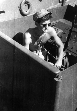 ▲▼年輕時的甘迺迪（John F.Kennedy）曾於美國海軍服役，指揮魚雷艇投入太平洋戰爭。（圖／美國海軍檔案照）