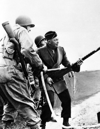 ▲▼1944年2月28日，時為二戰盟軍的艾森豪將軍）（Dwight D. Eisenhower），在英國試用一挺輕機槍。（圖／達志影像／美聯社）