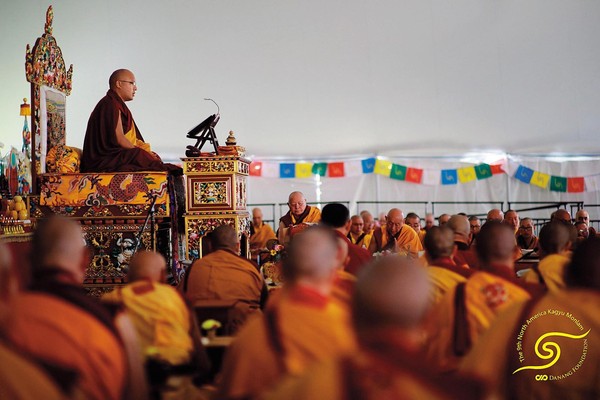 ▲▼大寶法王噶瑪巴被外界視為與達賴喇嘛同為藏傳佛教的領袖之一，在宗教上有崇高地位。（圖／鏡週刊提供）