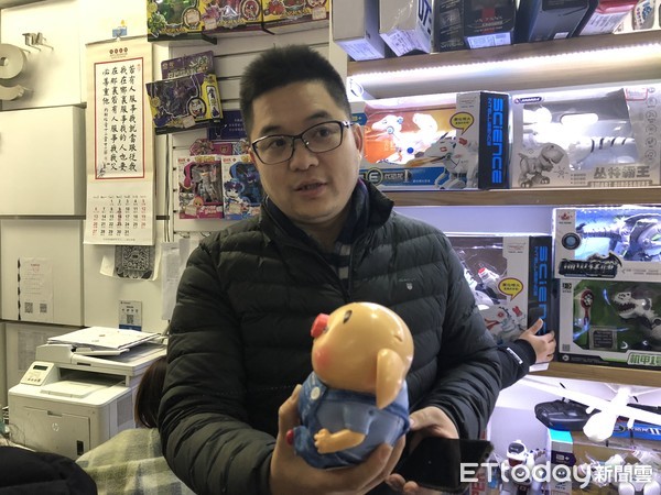 ▲批發商趙永春手上的新款「朱小屁」玩具，首批20萬個已搶購一空。（圖／記者魏有德攝）