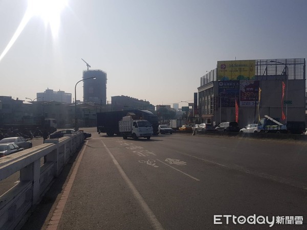 ▲台南市北區中華北路一段、觀海橋前發生一部物流車與機車的死亡車禍，造成１死1重傷。（圖／記者林悅攝）