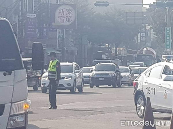 ▲台南市北區中華北路一段、觀海橋前發生一部物流車與機車的死亡車禍，造成１死1重傷。（圖／記者林悅攝）