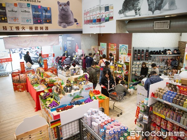 東森寵物雲新莊店購買人潮。（圖／記者王語薇攝）