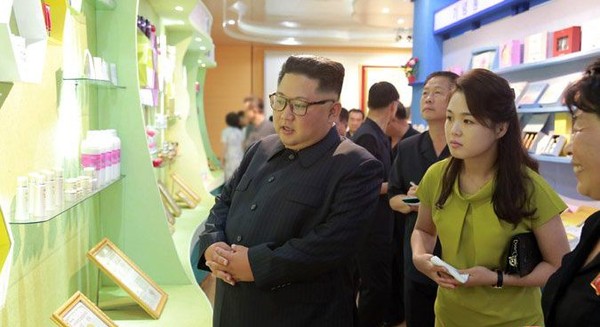 ▲去年7月，北韓領導人金正恩和夫人李雪主在新義州參觀一家化妝品工廠時的畫面。(圖／北韓朝中社照片)