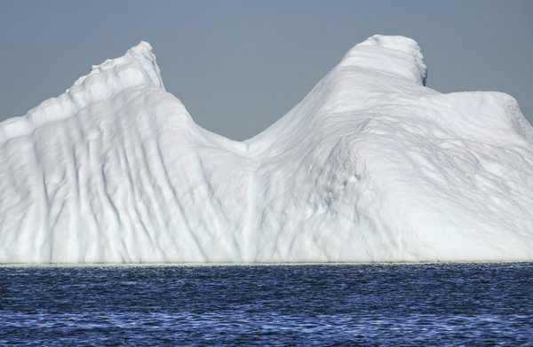 ▲2018年6月所拍的一張照片，顯示一座巨大冰山在格陵蘭西部海面漂浮著。（圖／達志影像／美聯社）
