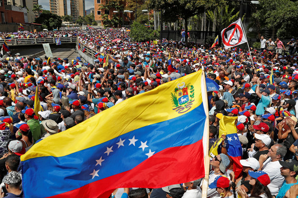 ▲▼大批民眾聚集委內瑞拉卡拉卡斯，要求總統馬杜洛下台。（圖／路透社）