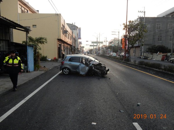 ▲彰化彰鹿路一輛自小客車，疑似閃避車輛不及，衝撞電線桿再衝進住家內。（圖／記者唐詠絮翻攝）